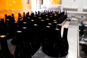 Bouteilles de vin alignées sur la ligne de cirage dans l'atelier