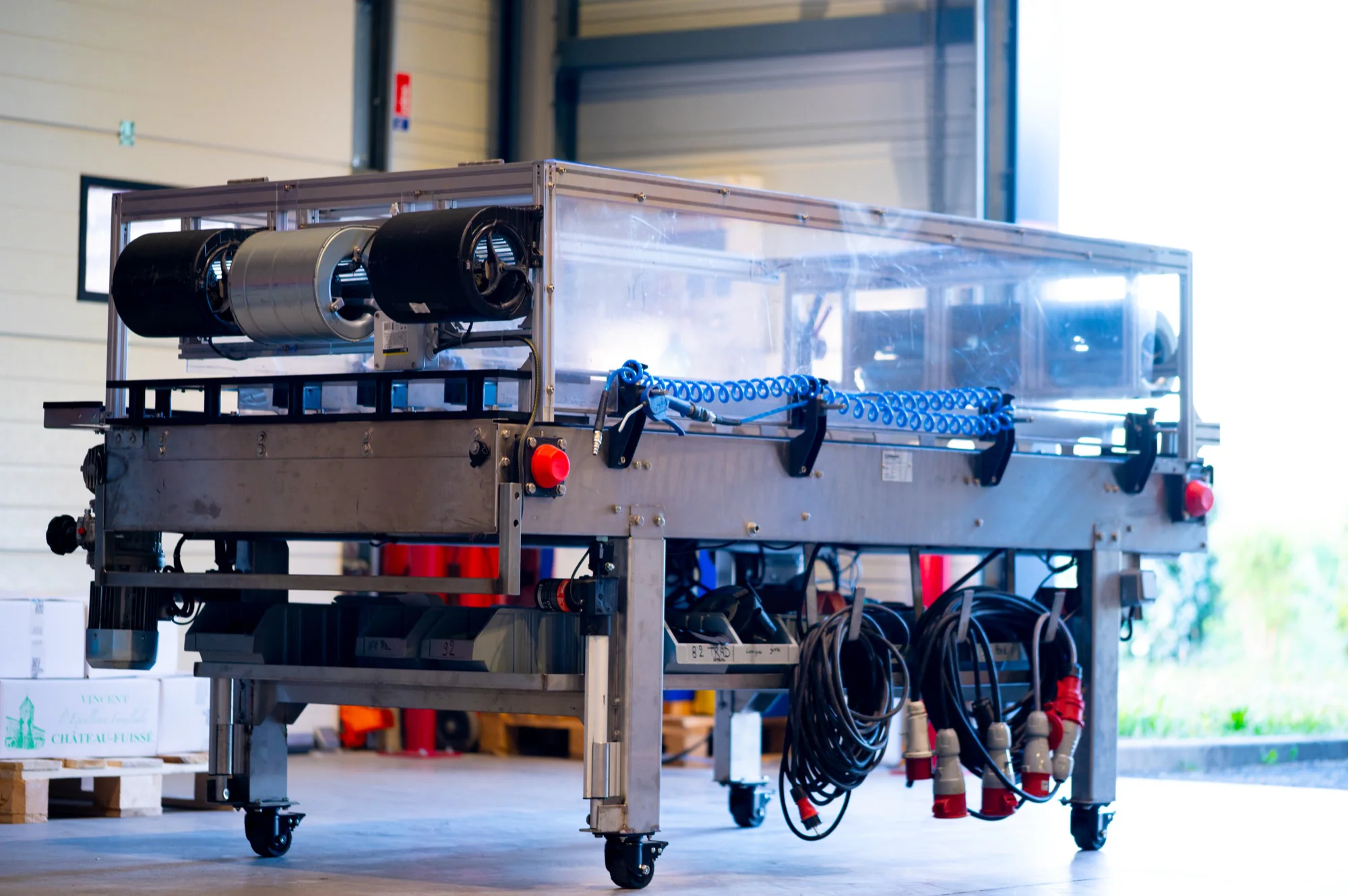 Machine de cirage automatisée avec convoyeur en inox dans l'atelier