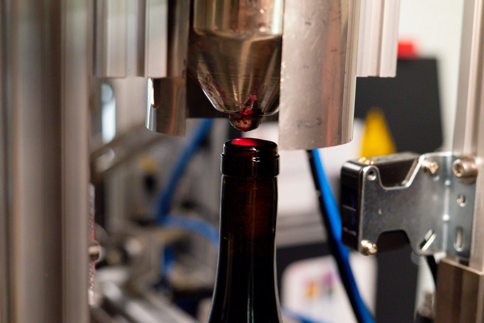 Dépose de cire à cacheter rouge sur le col d'une bouteille de vin