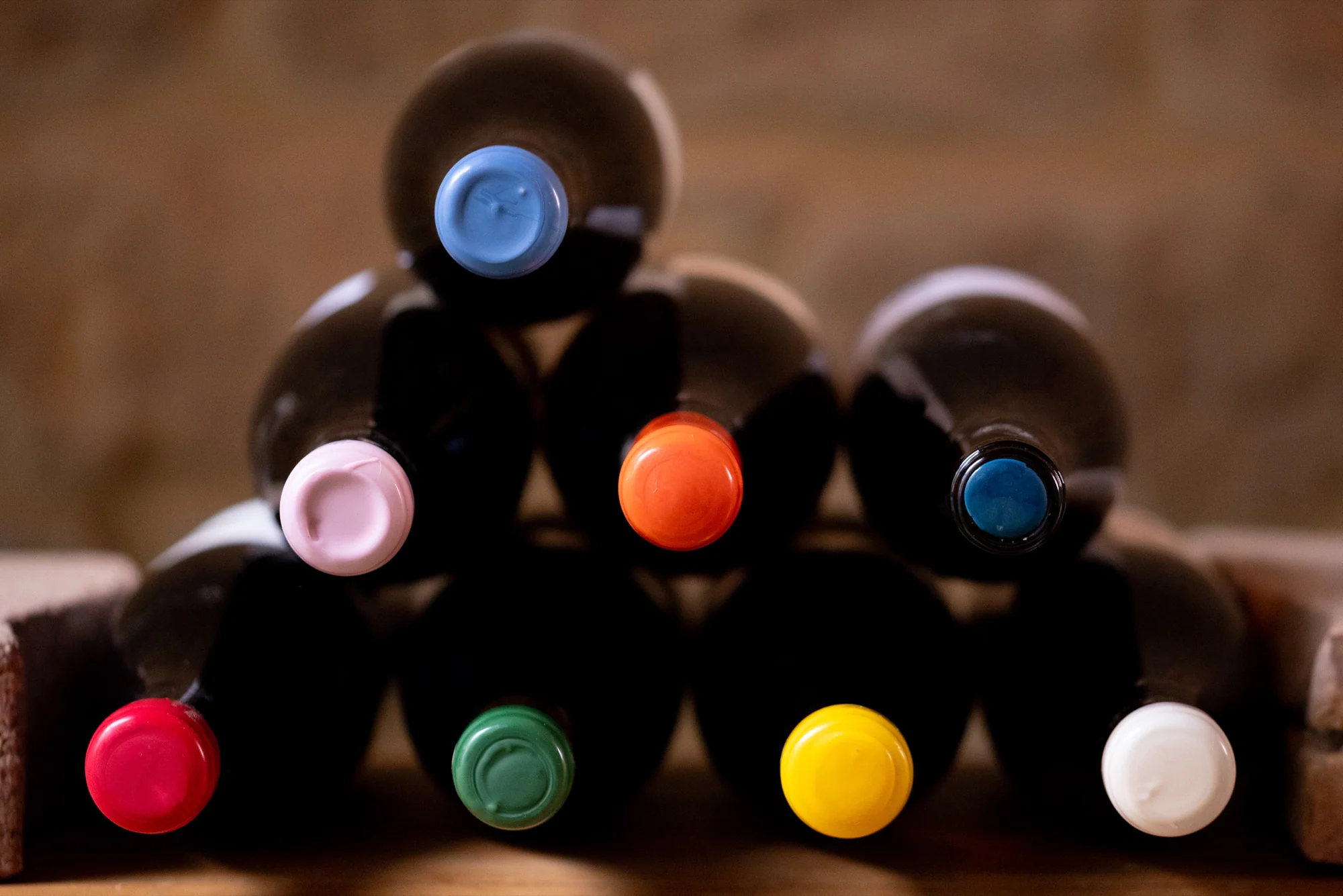 Bouteilles de vin empilées avec capsules de cire multicolores
