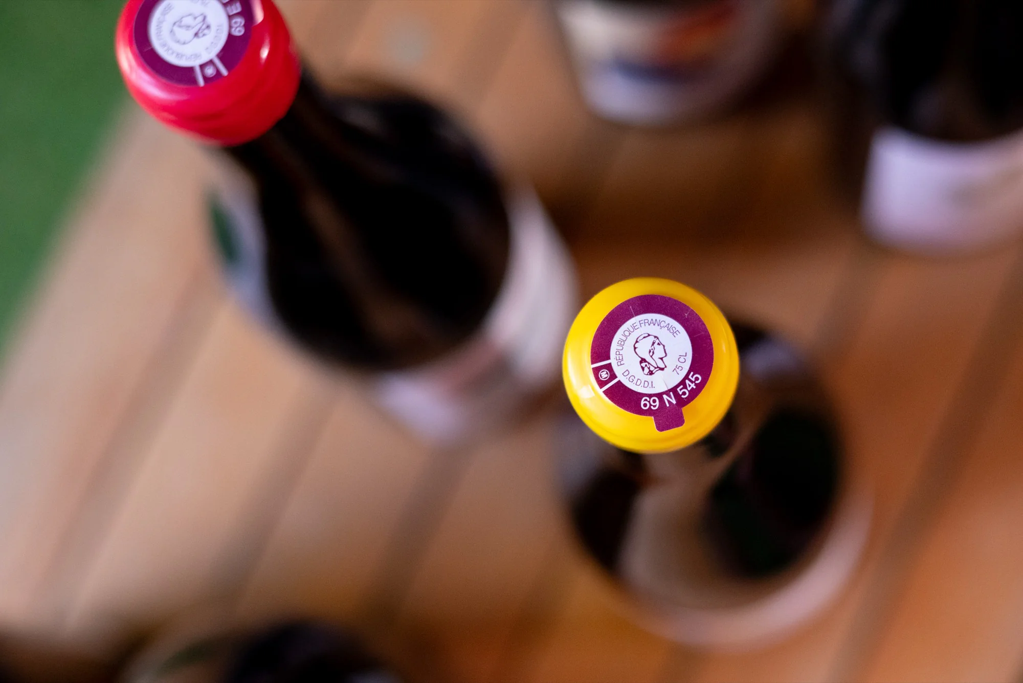 Capsules de cire jaune et rouge estampées d'un monogramme
