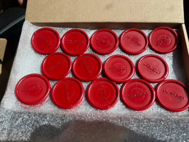 Capsules de cire rouge estampées, conditionnées en carton